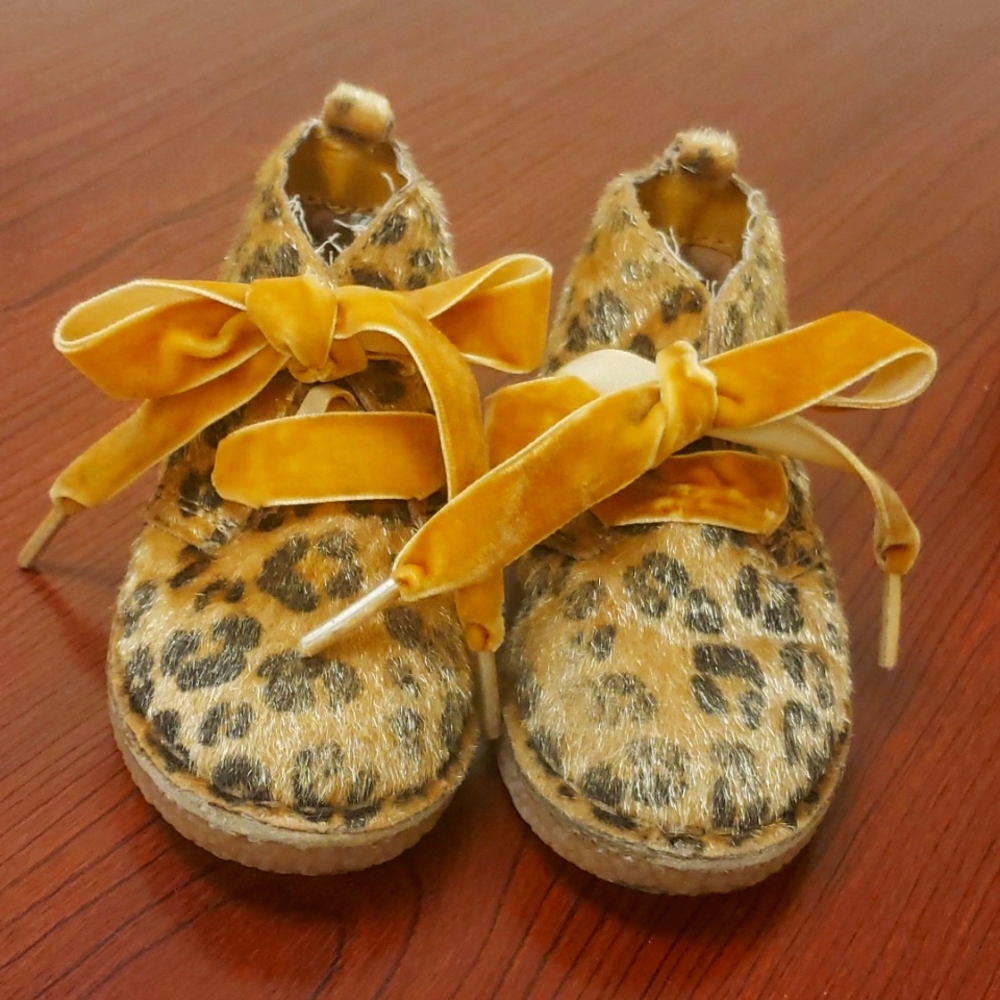 Adorable toddler size 5 cheetah print faux fur Carter's booties